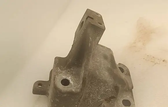 Engine mounting bracket