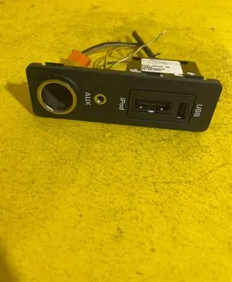 Jaguar XF X250 USB socket connector 8X2319C166AD