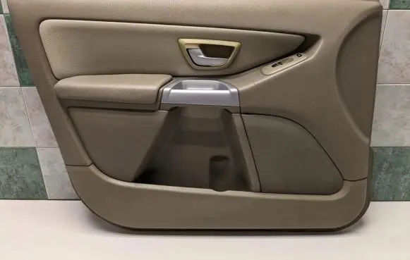 Volvo XC90 Front door card panel trim