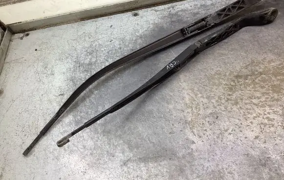 Honda CR-V Front wiper blade arm