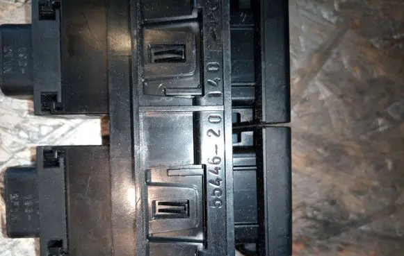 Toyota Avensis T220 Hazard light switch 5544620140