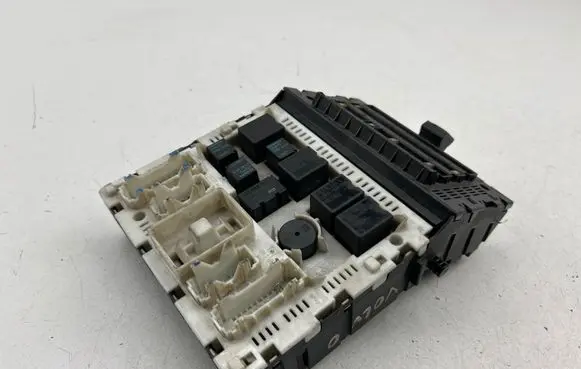 Renault Scenic I Fuse module 7703297784J 98352