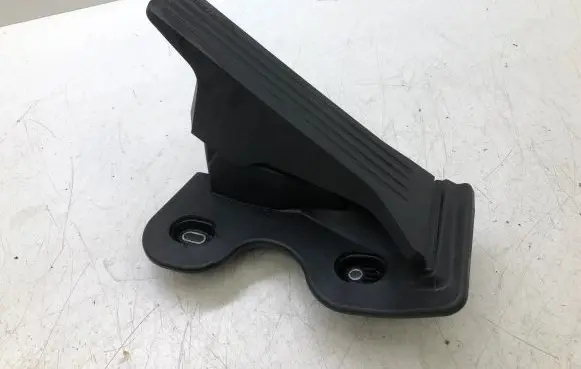 Mazda 3 III Accelerator throttle pedal 31204109 GHP9