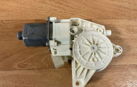Mercedes-Benz E W212 Front door window regulator motor A2048200142 971219100