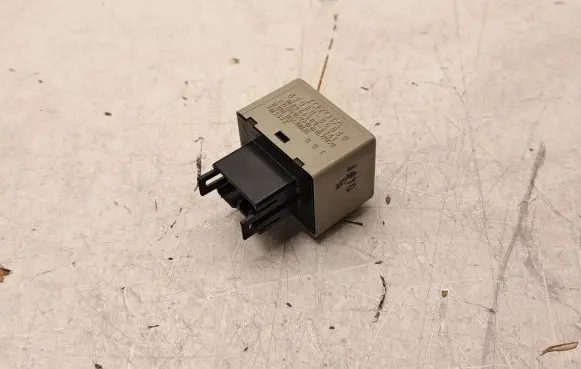 Toyota Avensis T250 Hazard warning light relay MB0665005341 8198005040