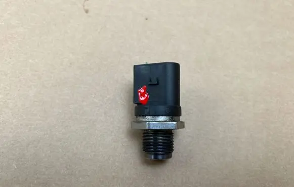 Mercedes-Benz E W211 Fuel pressure sensor A0061536528