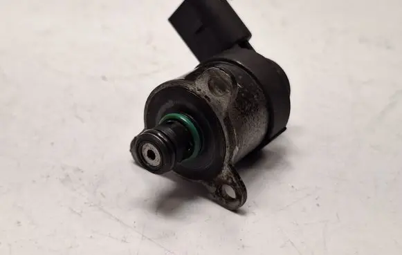 BMW 3 E90 E91 Fuel pressure regulator 13517787186 0928400498