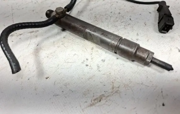 Audi A6 S6 C5 4B Fuel injector 028130201S