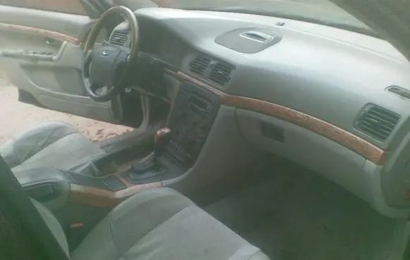 Volvo S80 Front door window glass four-door