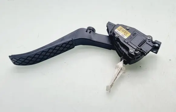 Volkswagen Touareg I Accelerator throttle pedal 7L0723507D
