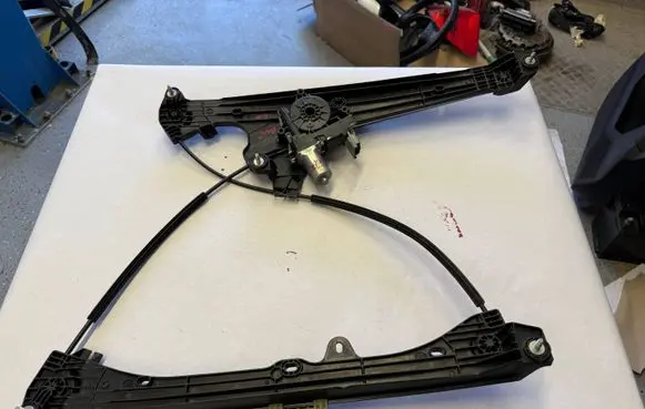 Renault Austral Front door window regulator with motor 807218016R