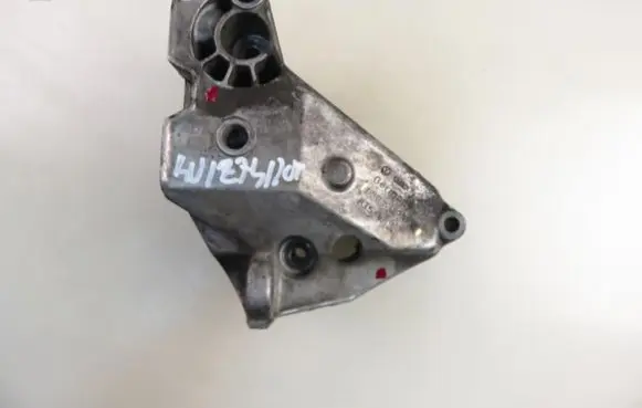 Engine mounting bracket