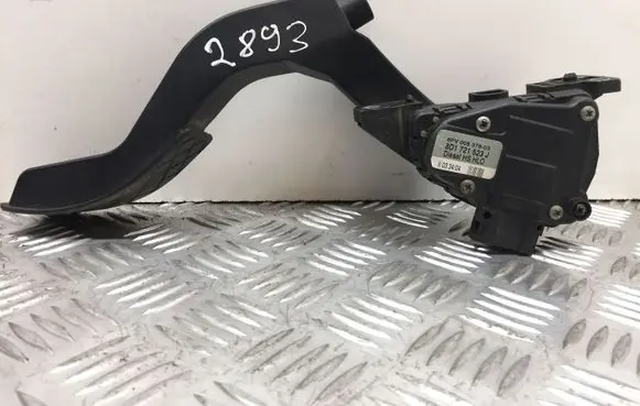 Volkswagen PASSAT B5.5 Accelerator throttle pedal 8D1721523J