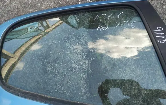 Peugeot 206 Rear door window glass