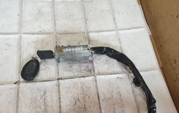 Renault Laguna I Ignition lock 8456221