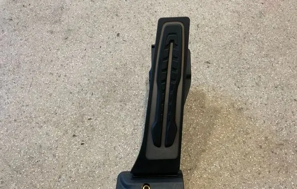 Accelerator throttle pedal