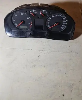 Volkswagen PASSAT B5 Speedometer (instrument cluster) 3B0920822A