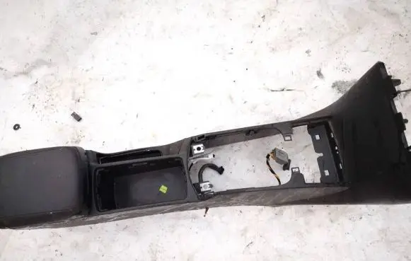Volvo V50 Armrest 8687408