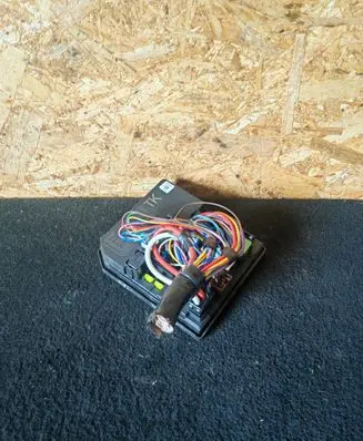 Nissan Juke I F15 Fuse module 284B71TX2B