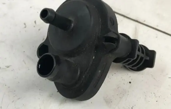 BMW 5 E39 Fuel distributor 2354117 PA6625GF