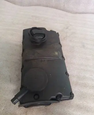 Volkswagen PASSAT B5 Rocker cam cover 038103475M