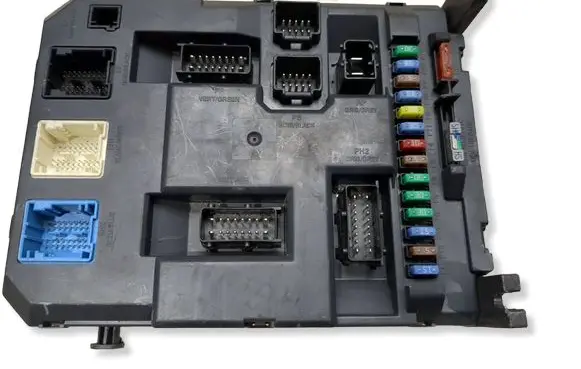 Peugeot 208 I Fuse module 9666952080 20694750 PRT0676001