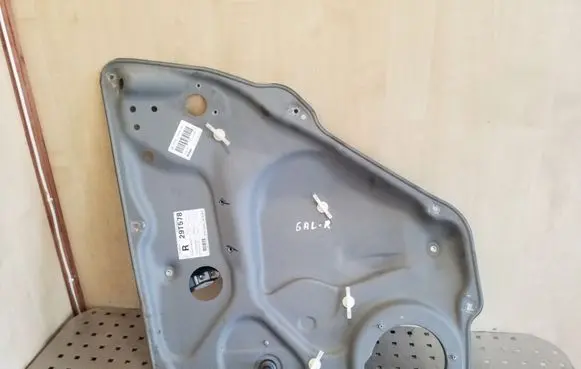 Rear door manual window regulator