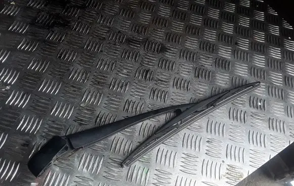 Nissan X-Trail T31 Rear wiper blade arm