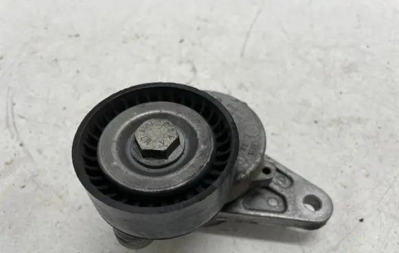Volkswagen Tiguan Generator/alternator belt tensioner 04L903315A