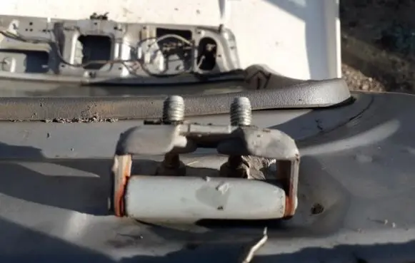 Mazda 626 Tailgate/trunk/boot hinge