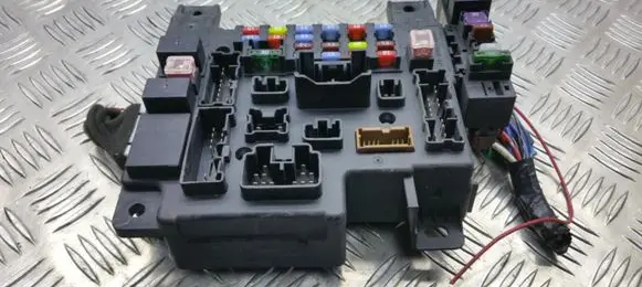 Peugeot 4007 Fuse module 8637A318