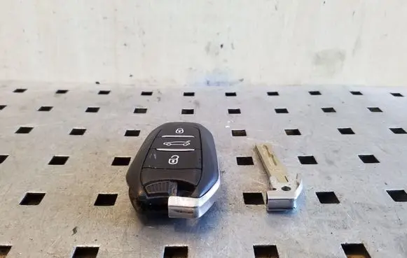 Citroen C4 Grand Picasso Ignition key/card 