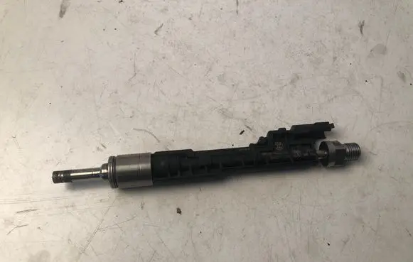 BMW 5 G30 G31 Fuel injector 8638255