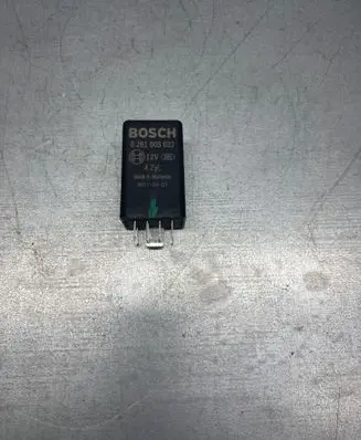Volkswagen PASSAT B7 Glow plug pre-heat relay 0281003032 20110407