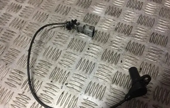 Volkswagen Golf V Crankshaft position sensor 038907319d