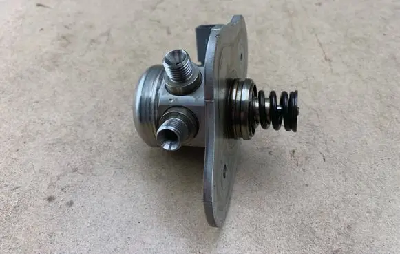 BMW 1 E81 E87 Fuel injection high pressure pump 7562473 13517562473