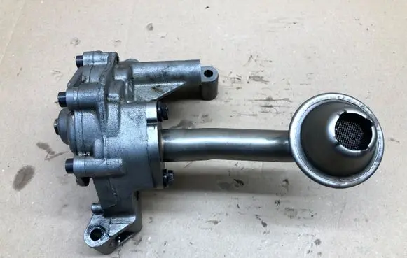 Volkswagen PASSAT B6 Oil pump 038115105C