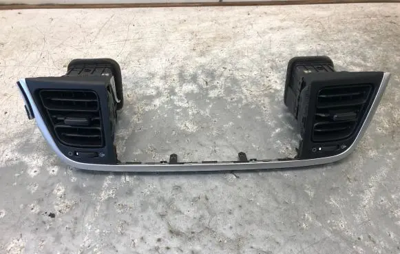 KIA Rio Dashboard air vent grill cover trim 84740-H8000