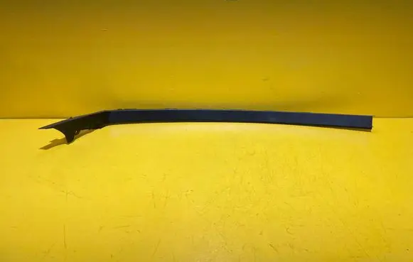 Ford Focus Front door window/glass frame BM5120297AB