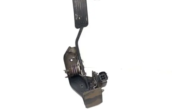 Accelerator throttle pedal