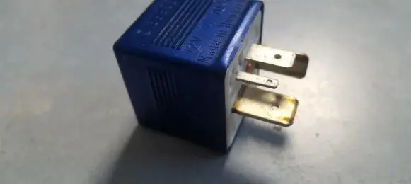 Volkswagen PASSAT B5.5 Other relay 8A0951253 899587
