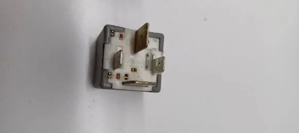 Volkswagen PASSAT B5 Other relay 8D0951253