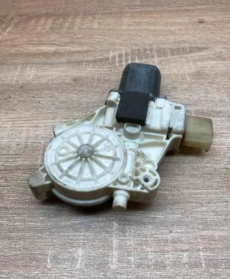 Ford Mondeo MK IV Front door window regulator motor 6M2114A389B