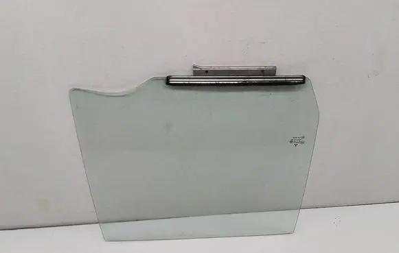 Mitsubishi L200 Rear door window glass 5736A552