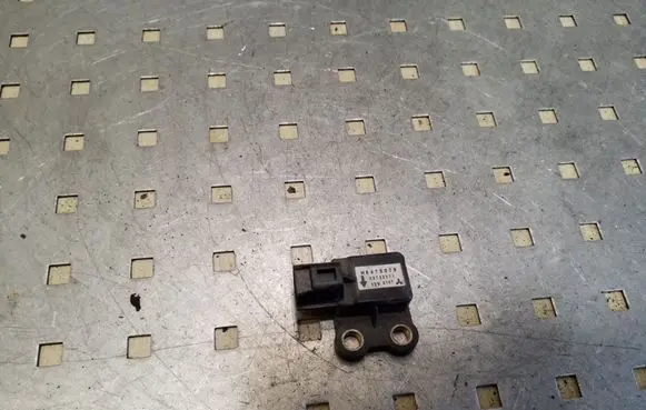 Mitsubishi Pajero Airbag deployment crash/impact sensor MR475078 X2T22371