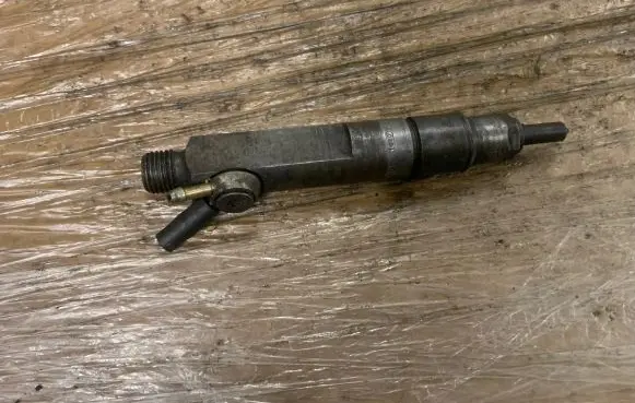Audi A6 S6 C4 4A Fuel injector 046130201E