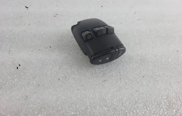 Steering wheel buttons/switches