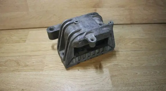 Volkswagen PASSAT B6 Engine mount bracket 1K0199262