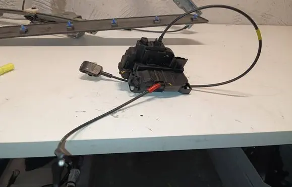 Renault Kangoo II Front door lock 8200497684