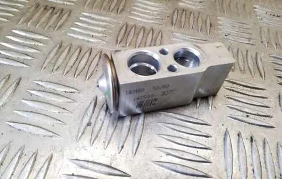 Toyota Yaris Air conditioning (A/C) expansion valve 